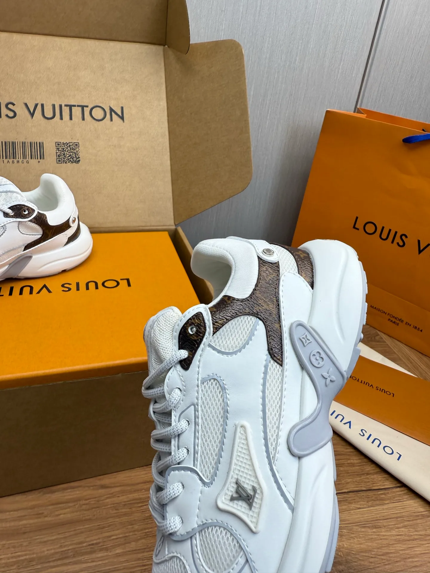Men's shoes 💰600💰 🌈LV | Louis Vuitton 2025𝐬𝐬 🧡💚2025 spring and summer new style top version‼ ️The original version is the same. The counter specializes in the latest casual shoes. Hard goods are new🆕 🔥🔥🔥Top version: Couple model LV Louis Vuitton L House Donkey brand The latest Olympia series Couple model Silver Horn King Casual sneakers Running shoes This LV Olympia sneaker combines mesh fabric and metallic synthetic leather and other technical fabrics to reinterpret the classic running shoe design with a neat and simple design. Lightweight EVA outsole provides a stretchy fit. Rich details such as Monogram embossing and LV letters establish recognition. Exquisite packaging at the delivery counter 🛍📦 ▪️Fabrics: Original imported technical fabric + mesh ▪️Inner lining: Original customized breathable mesh ▪️Sole: Original molded rubber foam material ▪️Sole thickness: 3.5CM ▪️Size: 35--45 (customized for women 40 and men 45)